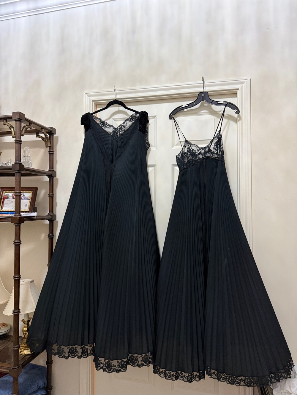 Lucie Ann Black Lace-Trim Pleated Robe and gown Set size P - Picture 5 of 8